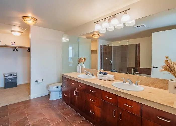 Apartamento Stylish High-rise 2br Dt Views Pool Parking