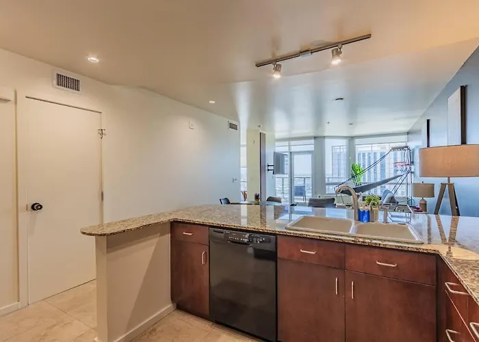 Stylish High-rise 2br Dt Views Pool Parking Apartamento