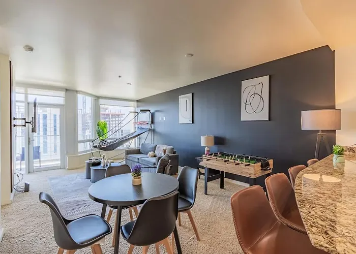 Apartamento Stylish High-rise 2br Dt Views Pool Parking