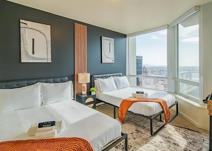 Stylish High-rise 2br Dt Views Pool Parking Apartment *