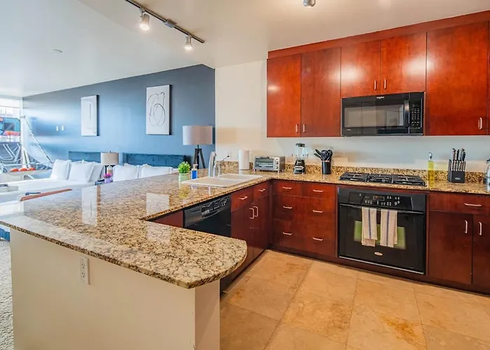 Stylish High-rise 2br Dt Views Pool Parking *