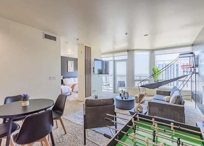 Stylish High-rise 2br Dt Views Pool Parking * Phoenix