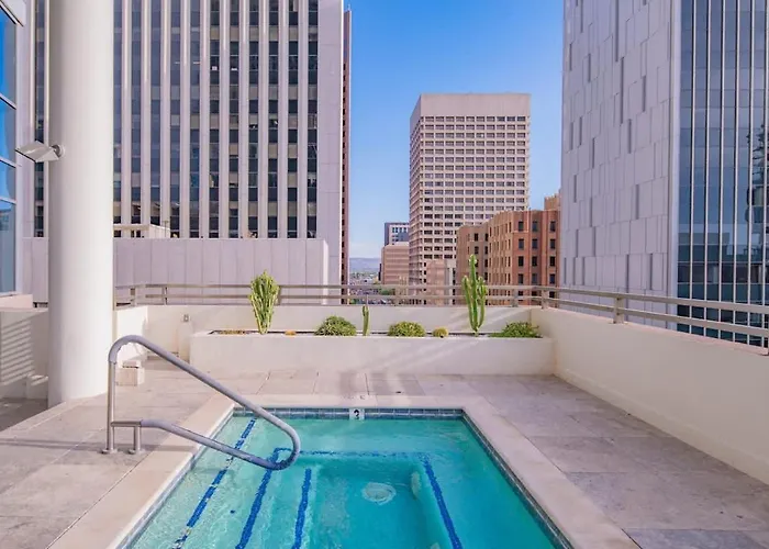 Stylish High-rise 2br Dt Views Pool Parking * Phoenix