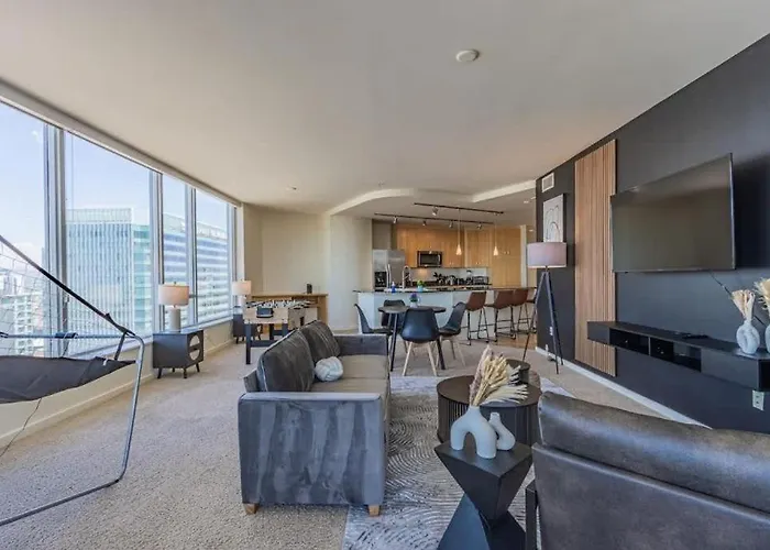 Stylish High-rise 2br Dt Views Pool Parking Phoenix