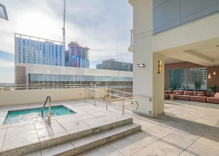Stylish High-rise 2br Dt Views Pool Parking * Phoenix