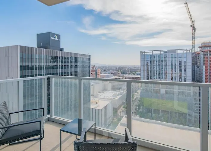Stylish High-rise 2br Dt Views Pool Parking