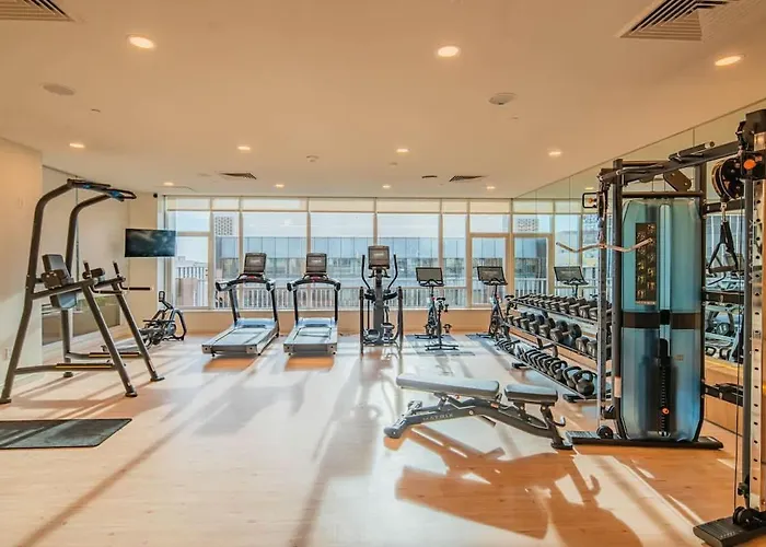 Stylish High-rise 2br Dt Views Pool Parking *