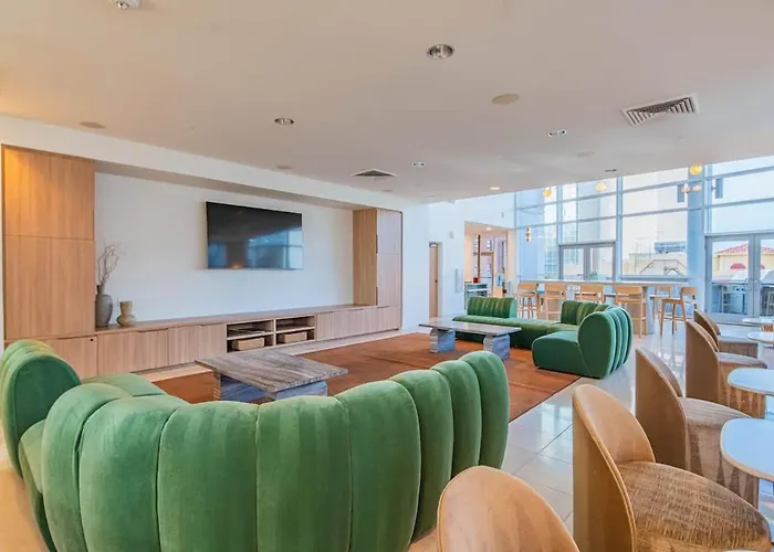 Stylish High-rise 2br Dt Views Pool Parking