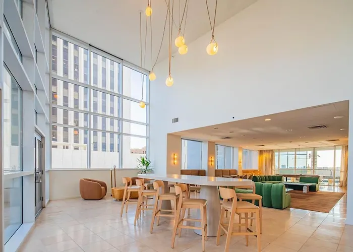 Stylish High-rise 2br Dt Views Pool Parking Apartamento