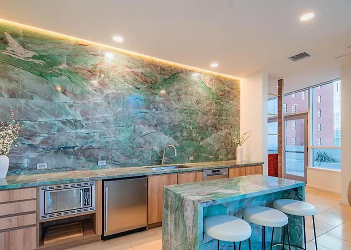 Apartamento Stylish High-rise 2br Dt Views Pool Parking