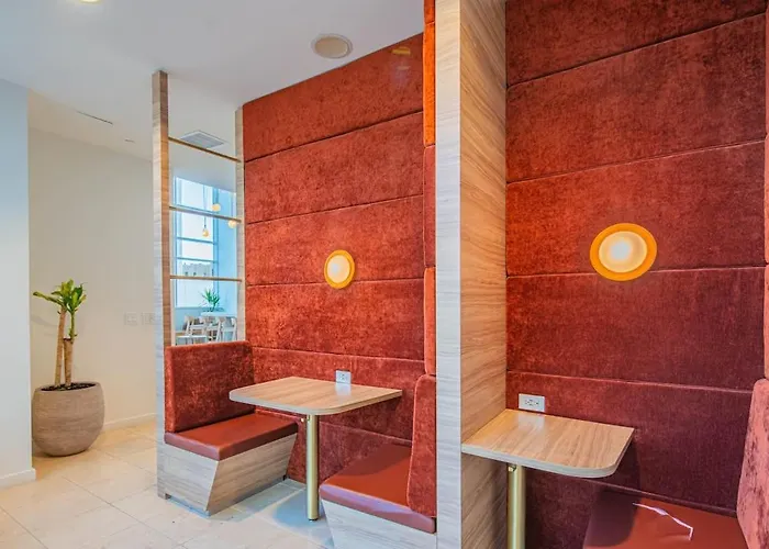 Stylish High-rise 2br Dt Views Pool Parking Apartamento *
