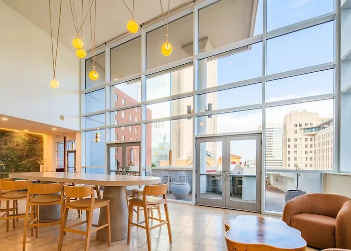 Apartment Stylish High-rise 2br Dt Views Pool Parking *