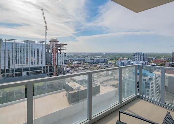 Stylish High-rise 2br Dt Views Pool Parking *