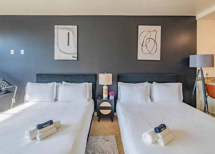 Stylish High-rise 2br Dt Views Pool Parking * Phoenix