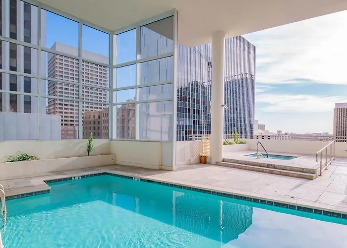 Stylish High-rise 2br Dt Views Pool Parking