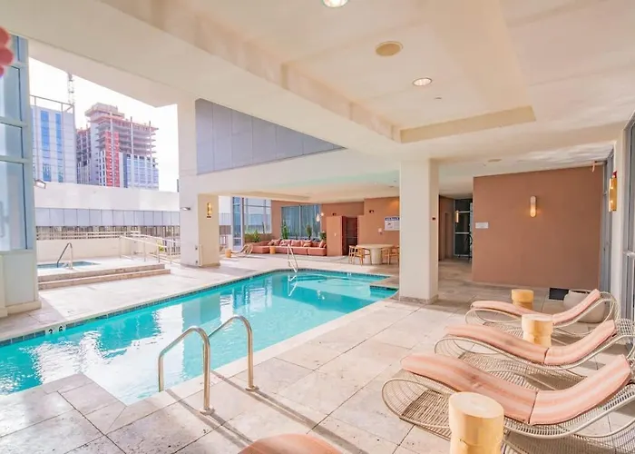 Apartamento Stylish High-rise 2br Dt Views Pool Parking