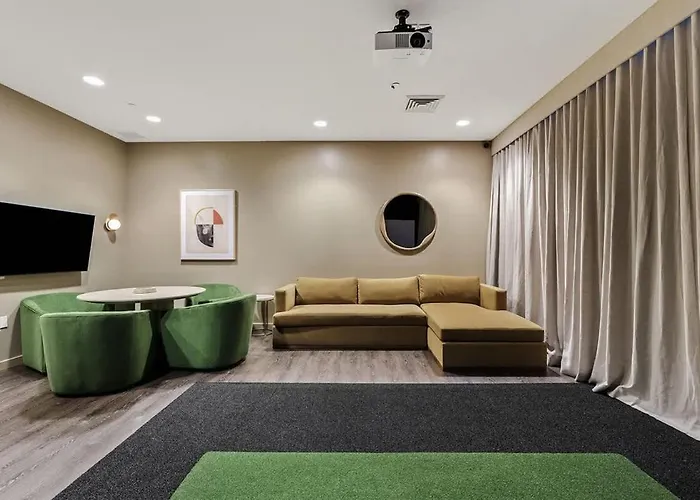 Stylish High-rise 2br Dt Views Pool Parking Apartamento Phoenix