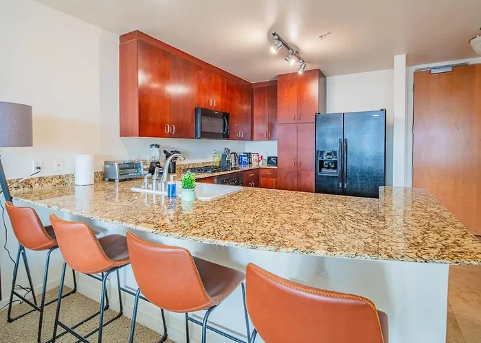 Stylish High-rise 2br Dt Views Pool Parking *