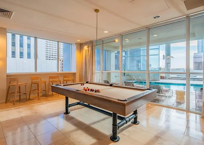 Stylish High-rise 2br Dt Views Pool Parking * Phoenix