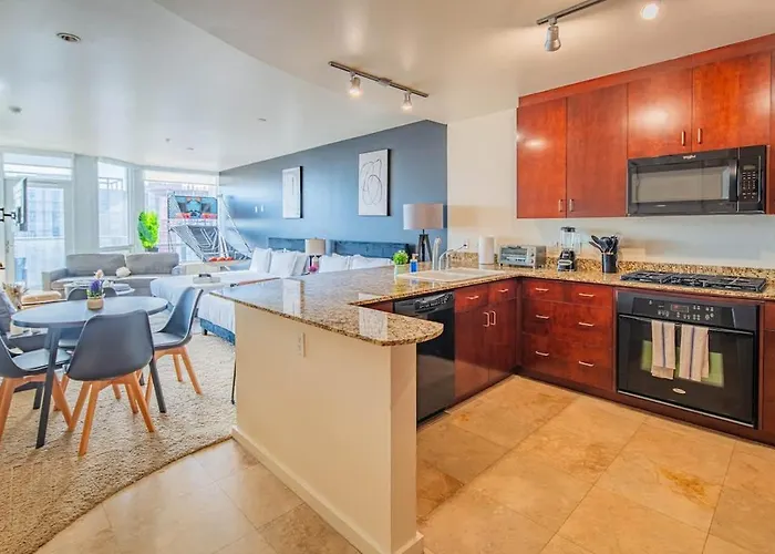 Apartamento Stylish High-rise 2br Dt Views Pool Parking